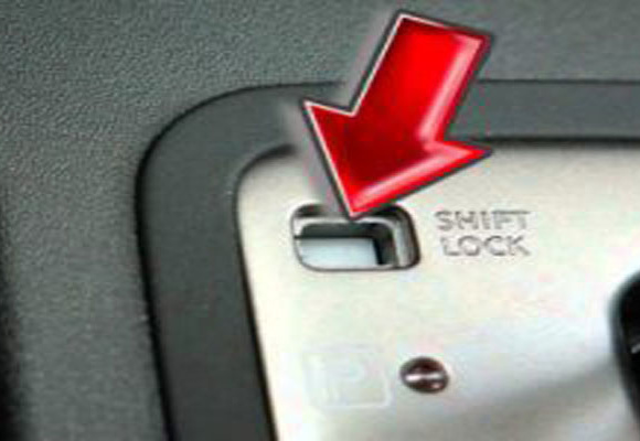 کاربرد دکمه ی shift lock release  در خودرو های اتوماتیک